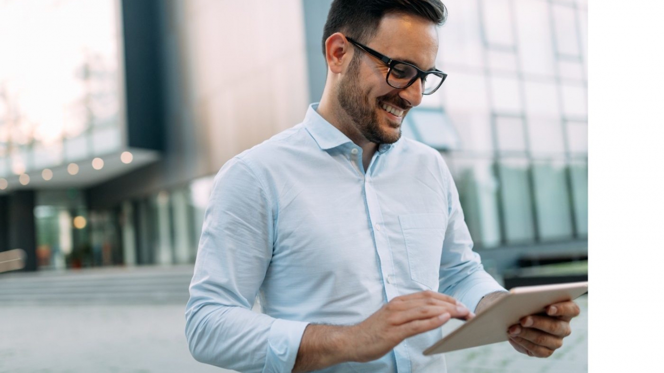 portrait-of-businessman-in-glasses-holding-tablet-AWVHCJU (1)